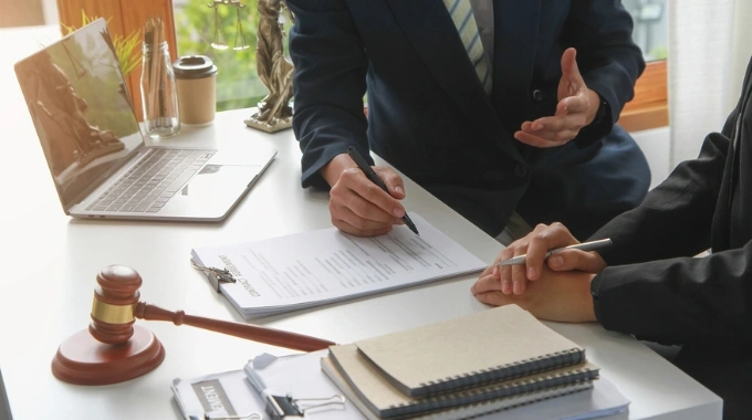 Czy komornik może zabrać pieniądze z polisy na życie? Sprawdź, co musisz wiedzieć