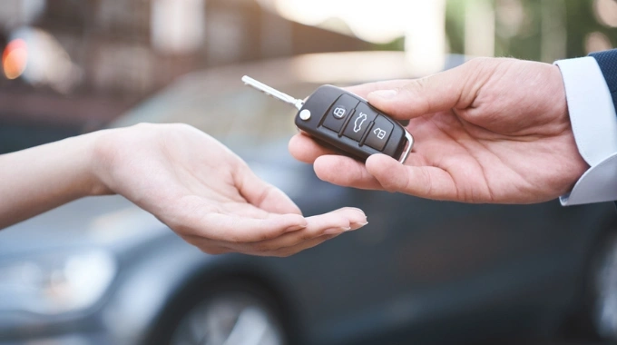 Darowizna samochodu – formalności, podatki i kwestia ubezpieczenia OC
