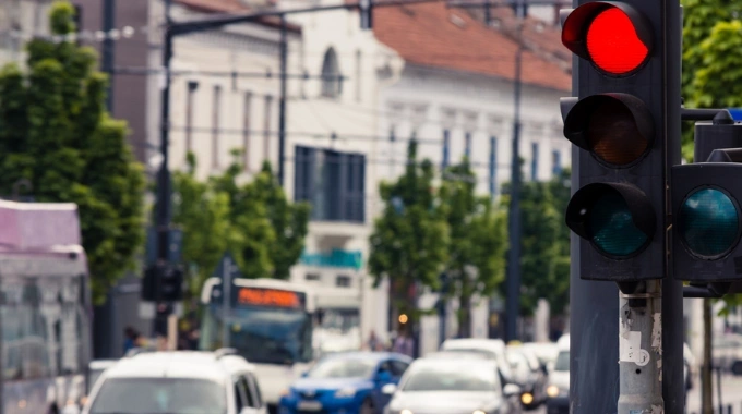 Mandat za czerwone światło – jakie kary grożą kierowcom w 2026 roku?