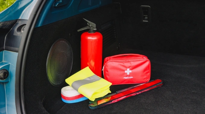 Obowiązkowe wyposażenie samochodu w Polsce - co musisz mieć?