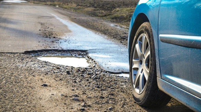 Jak uzyskać odszkodowanie za uszkodzenie opony na dziurze w jezdni?