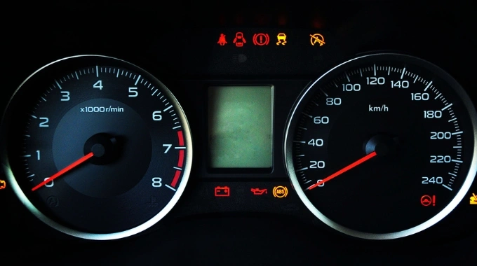 Żółta kontrolka - opis kontrolek na desce rozdzielczej